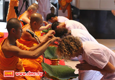 ธรรมทายาทนานาชาติ รุ่นพิเศษ เข้าพิธีตัดปอยผม ภายในอุโบสถวัดพระธรรมกาย