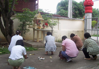 ไหว้ศาลพระภูมิ