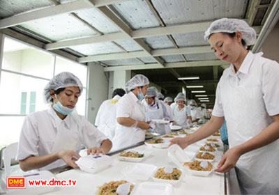 ข้าวปลาอาหารที่จัดเลี้ยงญาติโยมนี้ ส่วนใหญ่เขาขนมาทำบุญกันเอง ข้าวปลาอาหารที่จัดเลี้ยงญาติโยมนี้ ส่วนใหญ่เขาขนมาทำบุญกันเอง