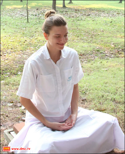 ยาสมิน โรเร็นโซ ในท่า Peace Position