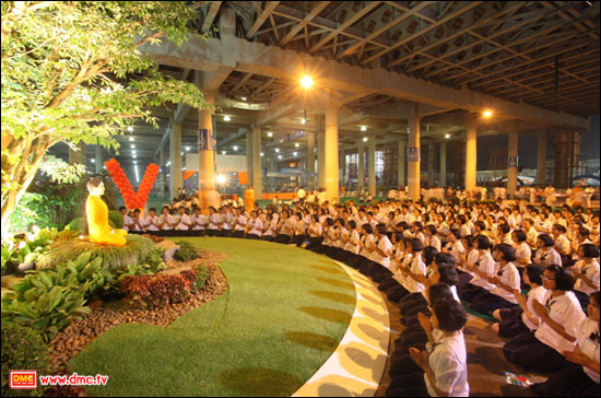 เด็กดี V-Star เข้าสักการะองค์พระสัมมาสัมพุทธเจ้า ด้วยความเคารพนอบน้อม เด็กดี V-Star เข้าสักการะองค์พระสัมมาสัมพุทธเจ้า ด้วยความเคารพนอบน้อม