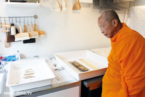 คุณดาเนียล (Conservator) แผนกอนุรักษ์คัมภีร์โบราณ กำลังอธิบายวิธีการเก็บรักษาและซ่อมแซมเพื่อการทำงานขั้นตอนต่อไป ซึ่งเป็นส่วนหนึ่งของแหล่งข้อมูลชุดใหญ่ ต้นฉบับเก่าแก่ อายุมากกว่า ๑,๓๐๐ ปี คุณดาเนียล (Conservator) แผนกอนุรักษ์คัมภีร์โบราณ กำลังอธิบายวิธีการเก็บรักษาและซ่อมแซมเพื่อการทำงานขั้นตอนต่อไป ซึ่งเป็นส่วนหนึ่งของแหล่งข้อมูลชุดใหญ่ ต้นฉบับเก่าแก่ อายุมากกว่า ๑,๓๐๐ ปี