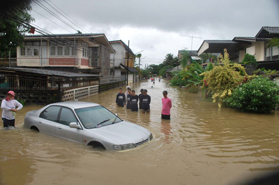 ข่าวภัยธรรมชาติ น้ำป่าไหลหลากเข้าท่วมบ้านเรือนประชาชน