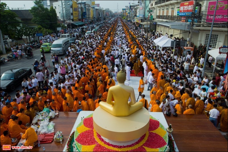 ตักบาตรพระ