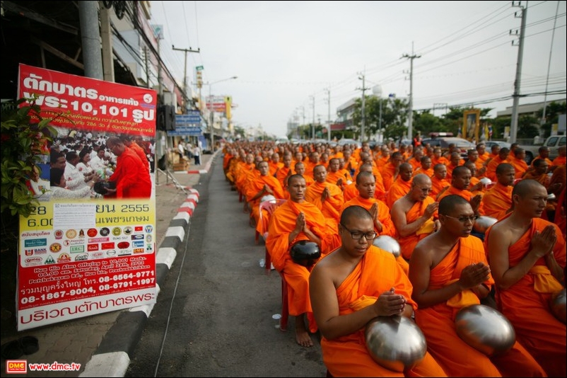 ตักบาตรพระ