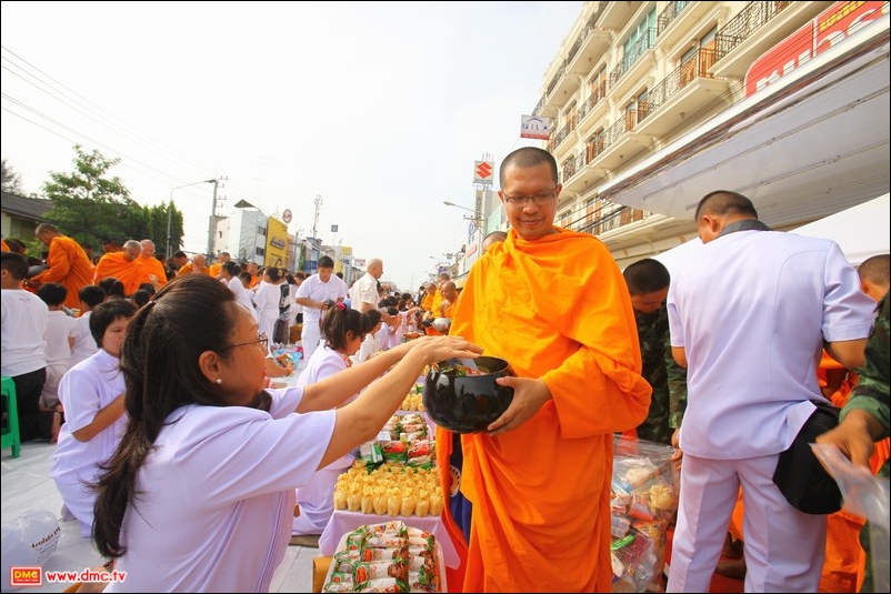ตักบาตรพระ