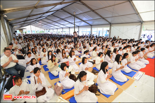 ศรัทธา<a href=http://www.dmc.tv/search/สาธุชน title='สาธุชน' target=_blank><font color=#333333>สาธุชน</font></a>มากันแบบอุ่นหนาฟ้าใสกว่า 2,000 คน จนล้นศูนย์กลางพิธี