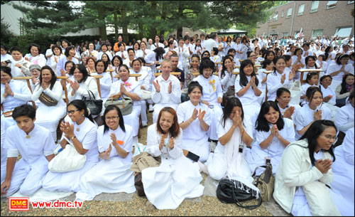คณะศรัทธาสาธุชนปักหลักเปล่งเสียง “สาธุการ! ชิตัง เม!” โดยรอบอุโบสถ