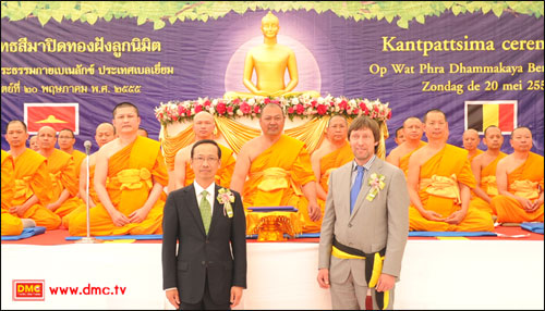 คุณดรีก รัสการ์ท ในนามนายกเทศมนตรีเมืองลีเดอร์ ประเทศเบลเยี่ยม และคุณอภิชาติ ชินวรรโณ เอกอัครราชทูตไทย ณ กรุงบรัสเซล ร่วมประกาศศาสนสถาน