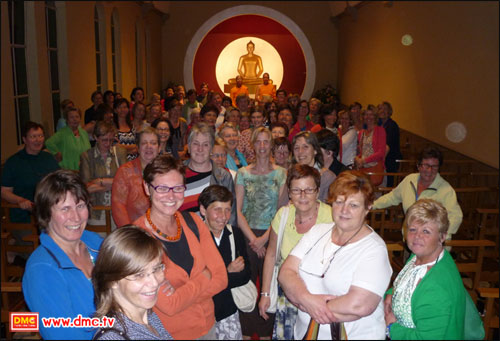 กลุ่มสตรีในเมืองสนใจเข้าเยี่ยมชมวัดหลังวันงาน 3 วันจำนวนกว่า 80 คน