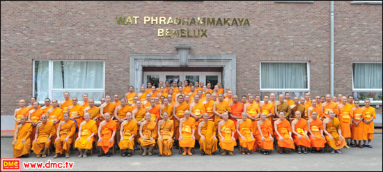 คณะพระมหาเถระผู้ใหญ่ของวงการคณะสงฆ์ไทย ประกอบด้วย กรรมการมหาเถรสมาคม, รองสมเด็จพระราชาคณะ, พระราชาคณะ และคณะสงฆ์จากยุโรป-สหรัฐอเมริกา-ศรีลังกา เมตตาร่วมประกอบพิธีกรรมกว่า 100 รูป