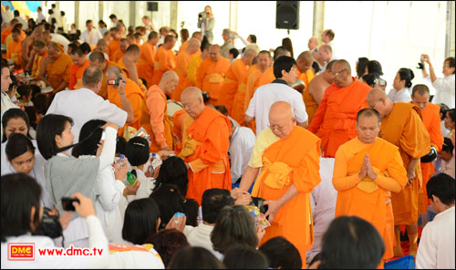 คณะพระมหาเถระผู้ใหญ่และคณะสงฆ์กว่า 100 รูป เมตตารับบาตร พร้อมศรัทธาสาธุชนกว่า 2,000 คน จนต้องเปิดกำแพงผ้าใบของปรัมพิธีเต็นท์ยักษ์