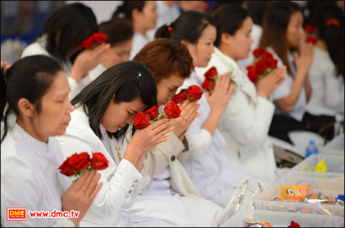 ผู้มีบุญถิ่นยุโรปไม่ตกเทรนด์! โปรยกลีบกุหลาบถวายการต้อนรับคณะสงฆ์ ขอตั้งผังสำเร็จ “ให้ชีวิตโรยด้วยกลีบกุหลาบ” เช่นกันครับ