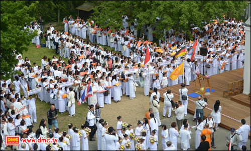 หมู่คณะนักสร้าง<a href=http://www.dmc.tv/search/บารมี title='บารมี' target=_blank><font color=#333333>บารมี</font></a>จาก 22 ศูนย์สาขา 10 ประเทศทั่วทวีปยุโรป ตั้งแถวรวมใจเป็นหนึ่ง เพื่อร่วมกันสร้างความสำเร็จให้กับ “ผ้าป่าสามัคคี”