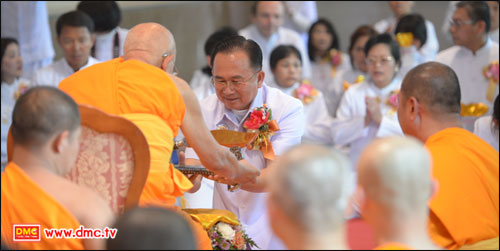 ท่านประธานสงฆ์ เมตตามอบมีดตัดหวายลูกนิมิตให้กับคณะเจ้าภาพลูกนิมิตจำนวน 9 คณะ โดยมี กัลฯ ดร.ศุภชัย ศรีศุภอักษร เป็นประธานใหญ่