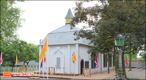 อุโบสถวัดพระธรรมกายเบเนลักซ์ ประเทศเบลเยี่ยม สถานที่รองรับการประกอบสังฆกรรมและบวชพระได้ถึงคราวละ 100 รูป