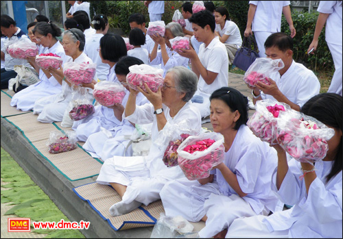 ตั้งใจรอพระธุดงค์ด้วยใจที่จดจ่อ