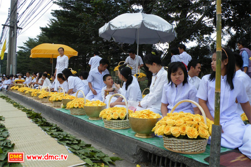 ตั้งใจรอพระธุดงค์ด้วยใจที่จดจ่อ ตั้งใจรอพระธุดงค์ด้วยใจที่จดจ่อ