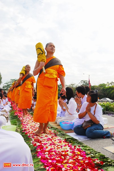 คณะพระธุดงค์ สถาปนาเส้นทางมหาปูชนียาจารย์ เคลื่อนขบวนเดินธุดงค์อย่างสงบ เสงี่ยม สง่างาม คณะพระธุดงค์ สถาปนาเส้นทางมหาปูชนียาจารย์ เคลื่อนขบวนเดินธุดงค์อย่างสงบ เสงี่ยม สง่างาม