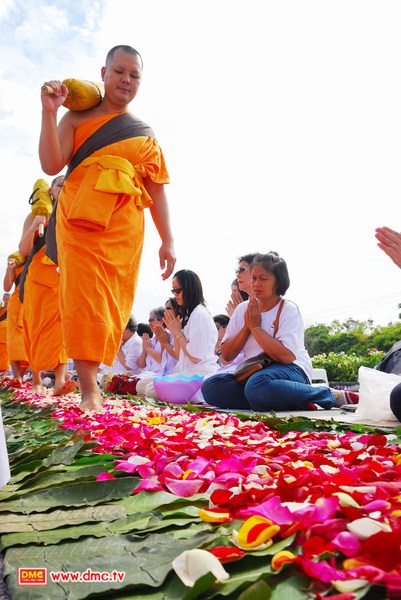 คณะพระธุดงค์ สถาปนาเส้นทางมหาปูชนียาจารย์ เคลื่อนขบวนเดินธุดงค์อย่างสงบ เสงี่ยม สง่างาม คณะพระธุดงค์ สถาปนาเส้นทางมหาปูชนียาจารย์ เคลื่อนขบวนเดินธุดงค์อย่างสงบ เสงี่ยม สง่างาม