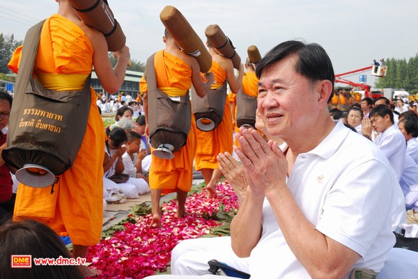 ตั้งใจรอพระธุดงค์ด้วยใจที่จดจ่อ ตั้งใจรอพระธุดงค์ด้วยใจที่จดจ่อ