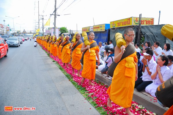 มาร่วมกันต้อนรับคณะพระธุดงค์ ชีวิตจะราบรื่น สดชื่น หอมหวน เหมือนกลีบกุหลาบ มาร่วมกันต้อนรับคณะพระธุดงค์ ชีวิตจะราบรื่น สดชื่น หอมหวน เหมือนกลีบกุหลาบ
