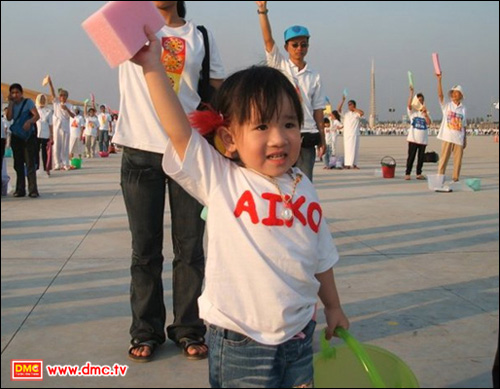 น้องไอโกะ หรือ ด.ญ.มณีใส ศิริเลิศไชยากุล  “หนูชอบมารับบุญที่วัด หนูรักวัดพระธรรมกายค่ะ”