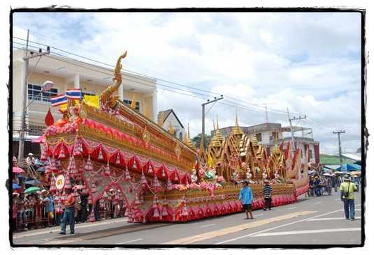 ประเพณีบุญบั้งไฟ ประวัติความเป็นมาของบุญบั้งไฟ ภาพงานบุญบั้งไฟ 