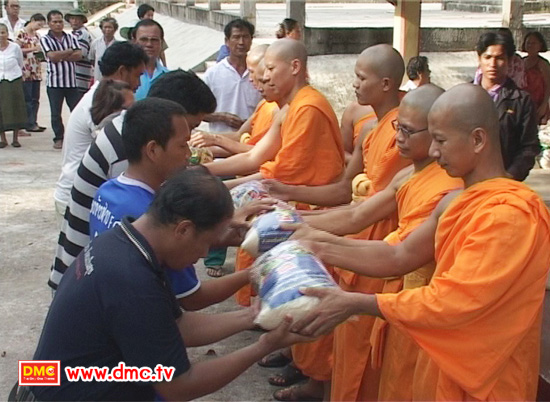 มูลนิธิธรรมกายมอบถุงยังชีพช่วยน้ำท่วม