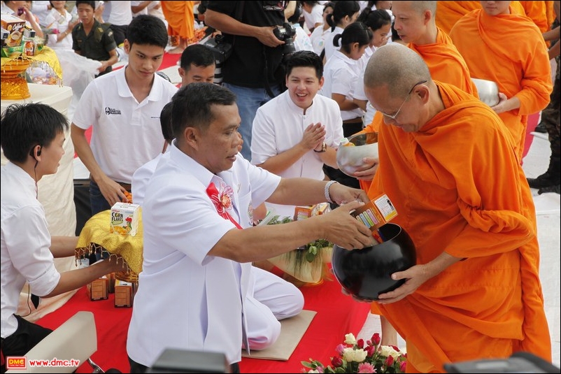 ตักบาตรลาดกระบัง