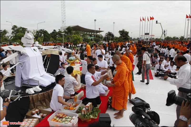 ตักบาตรลาดกระบัง