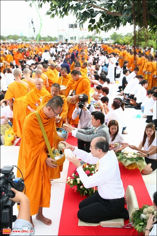 ตักบาตรลาดกระบัง