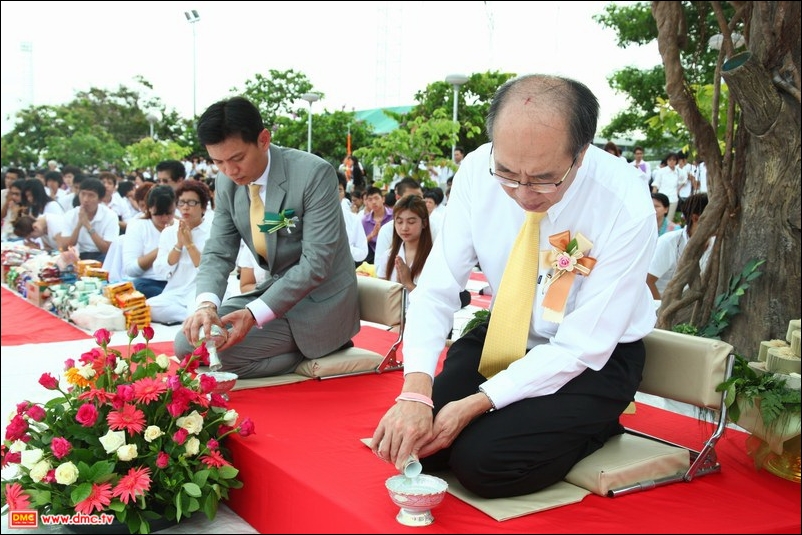 ตักบาตรลาดกระบัง