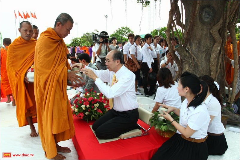 ตักบาตรลาดกระบัง