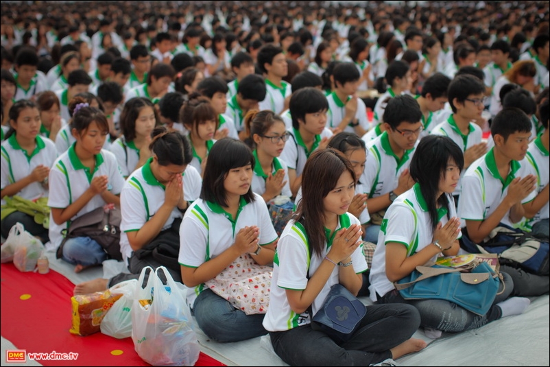ภาพพิธีตักบาตรพระ 1,172 รูป ม.เกษตร บางเขน