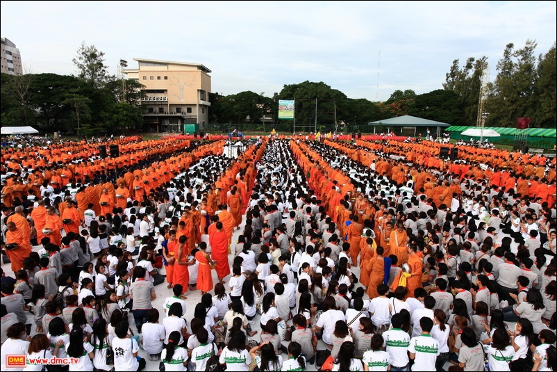 ภาพพิธีตักบาตรพระ 1,172 รูป ม.เกษตร บางเขน