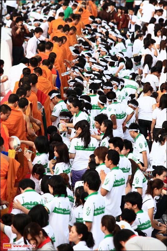 ภาพพิธีตักบาตรพระ 1,172 รูป ม.เกษตร บางเขน