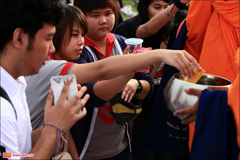 ภาพพิธีตักบาตรพระ 1,172 รูป ม.เกษตร บางเขน