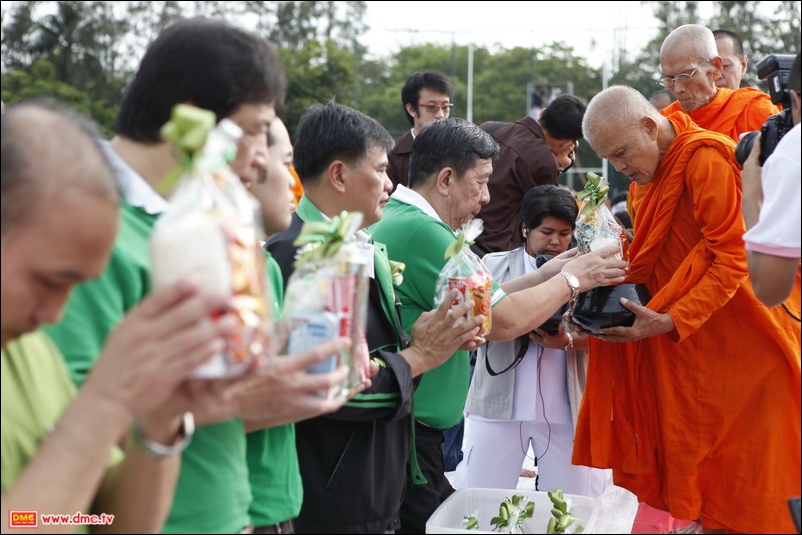 ภาพพิธีตักบาตรพระ 1,172 รูป ม.เกษตร บางเขน