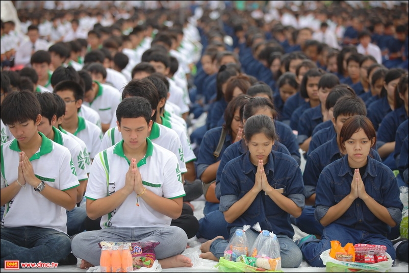 ภาพพิธีตักบาตรพระ 1,172 รูป ม.เกษตร บางเขน