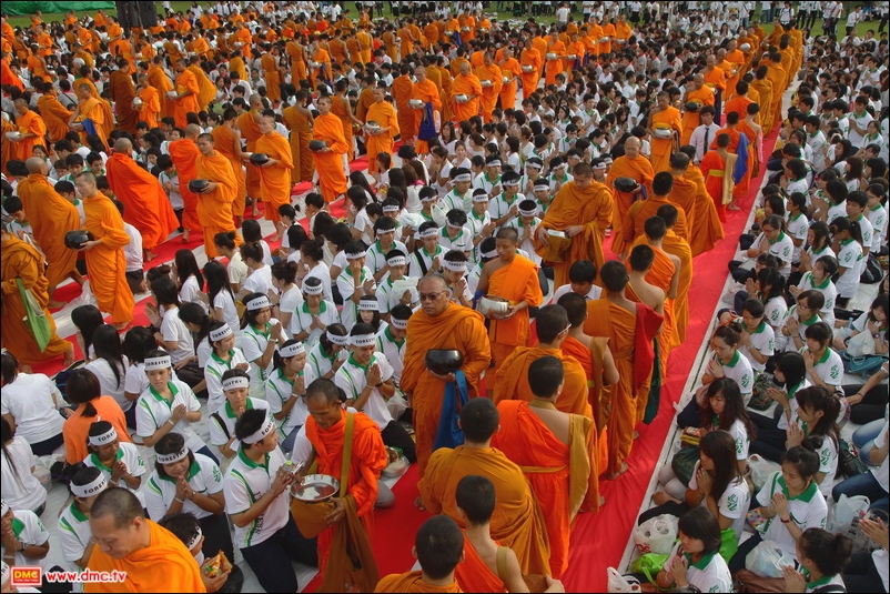 ภาพพิธีตักบาตรพระ 1,172 รูป ม.เกษตร บางเขน