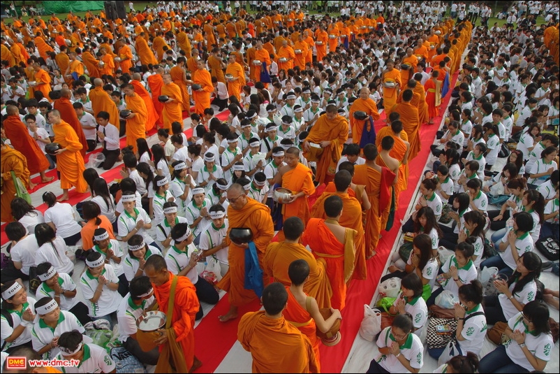 ภาพพิธีตักบาตรพระ 1,172 รูป ม.เกษตร บางเขน