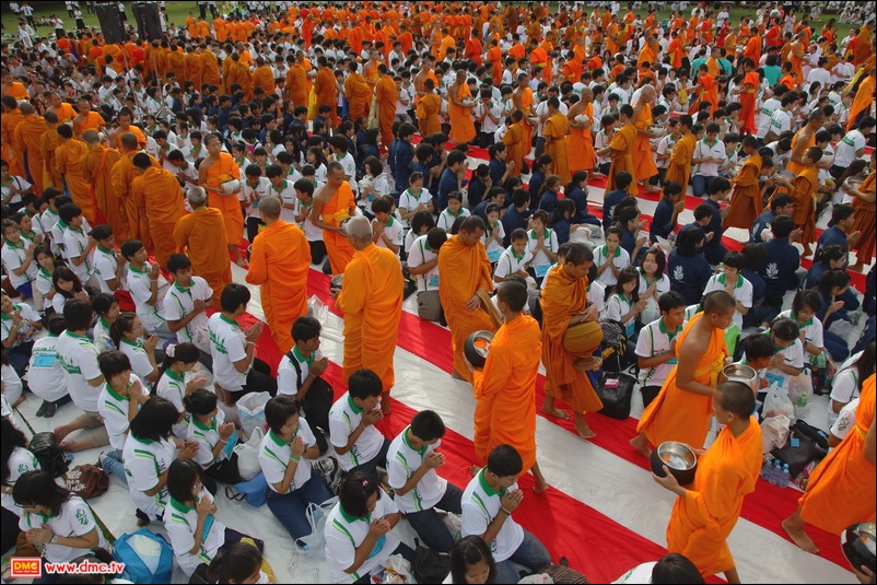 ภาพพิธีตักบาตรพระ 1,172 รูป ม.เกษตร บางเขน