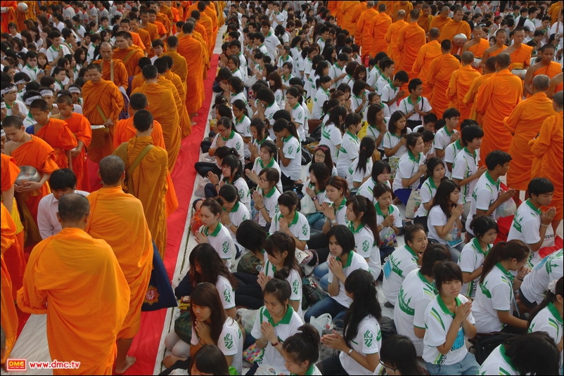 ภาพพิธีตักบาตรพระ 1,172 รูป ม.เกษตร บางเขน