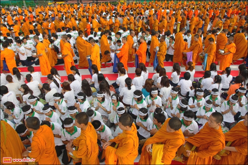ภาพพิธีตักบาตรพระ 1,172 รูป ม.เกษตร บางเขน