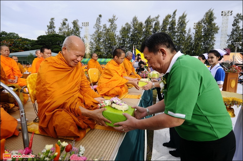 ภาพพิธีตักบาตรพระ 1,172 รูป ม.เกษตร บางเขน