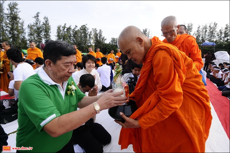 ภาพพิธีตักบาตรพระ 1,172 รูป ม.เกษตร บางเขน