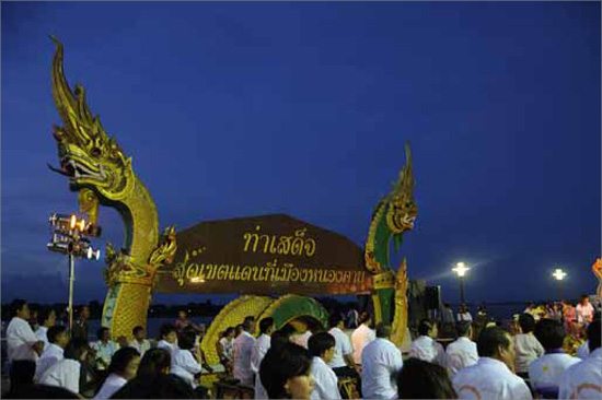 ประชาชนที่มารอชมบั้งไฟพญานาคในวันออกพรรษา