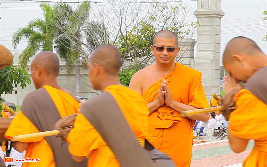 หลวงพ่อพระครูโสภิตธรรมวิสุทธิ์ เจ้าอาวาสวัดคลองขวาง ออกมายืนส่งคณะพระธุดงค์ด้วยความปลาบปลื้ม