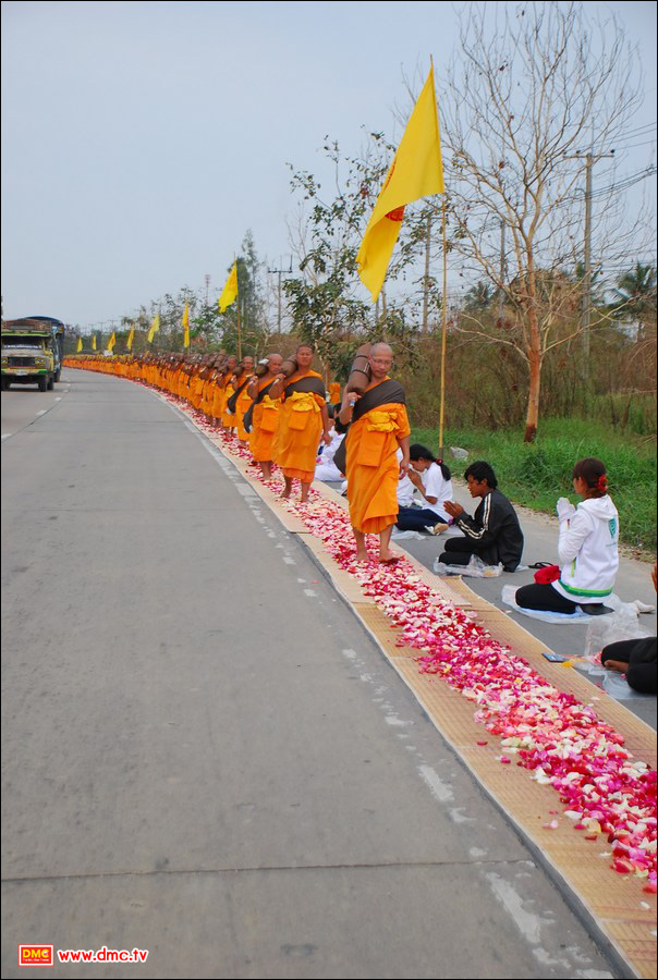 สาธุชนออกมารอต้อนรับพระธุดงค์ธรรมชัย